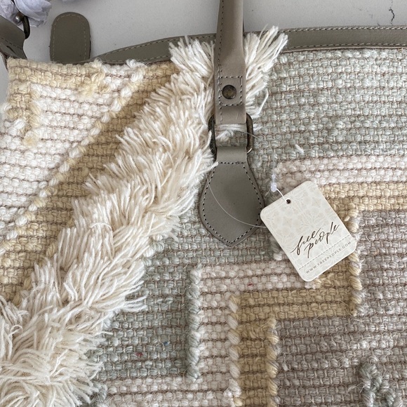 SOLD - ⭐️ HOST PICK!⭐️ Free People Weekender Getaway Tote in shade Ivory Coast - Picture 9 of 10